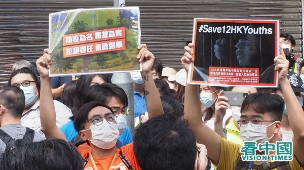 有网民发起于九龙油尖旺一带的九龙大游行，表达反对“港版国安法”、延后选举和推出健康码等讯息。截至当晚9时，港警至少拘捕了289人。