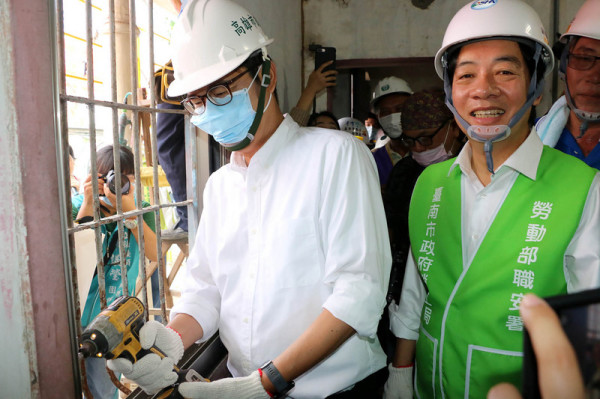 副总统赖清德（右）6日在高雄市长陈其迈（左）陪同下，出席高雄大树区的“做工行善团活动”，两人也亲自协助安装铝窗，为弱势朋友尽分心力。