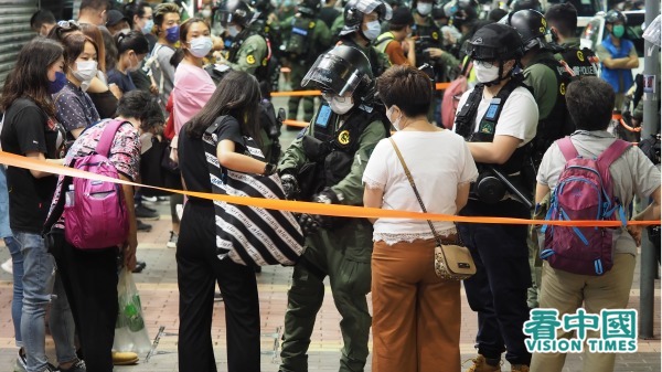 9月6日香港“九龙大游行”期间，有一名12岁少女在旺角被防暴警察扑跌及膝压骑身，油尖旺区议员余德宝指已陪同少女与母亲何太赴旺角警署正式投诉。示意图。