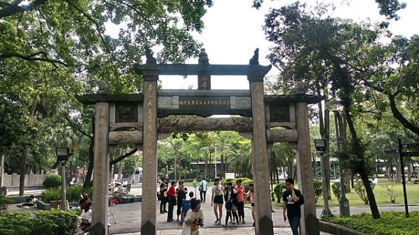 台灣台北市工務局指出，二二八和平公園中設置自由講台給民眾表達心聲，開放時間是每天上午8時至晚間10時，而且不用申請、先到先用，但禁用擴音器。資料照。
