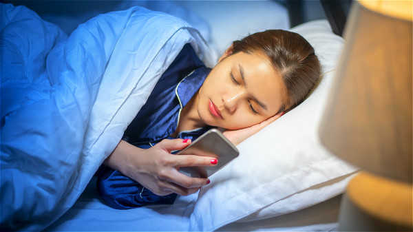 有的人睡不著時會不斷的去玩手機，這樣做會導致精神越來越興奮。