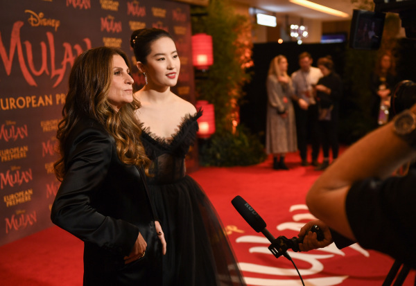 2020年3月12日，《花木蘭》英國倫敦首映活動上，導演妮基．卡羅和劉亦菲在接受採訪。