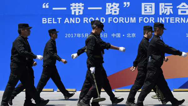 2017年5月13日，保安人员在北京“一带一路”国际合作论坛”看板旁走过。