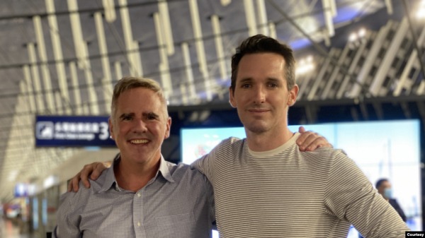 2020年9月8日，澳广驻北京记者比尔．博图斯Bill Birtles（右）和澳大利亚金融评论驻上海记者迈克．史密斯Mike Smith抵达悉尼机场