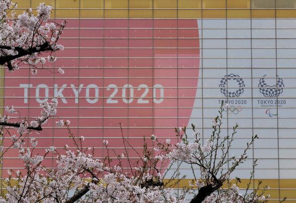 2020年3月30日，一棟建築物外的東京奧運會和殘奧會的徽標。