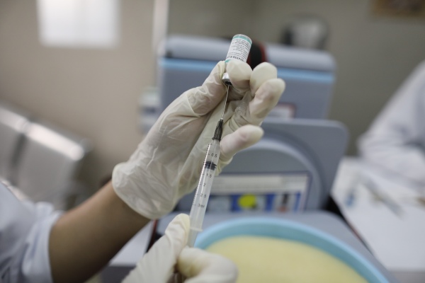 臺灣除研發本土疫苗外，也透過「武漢肺炎疫苗全球取得機制」（Covax）、國際藥廠等，至少購買到了1500萬劑疫苗。