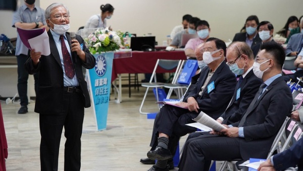 主席江啟臣（前右）等黨內大老出席7日召開的第20屆中央評議委員第4次會議，並於會上聆聽中評委對黨的建言。
