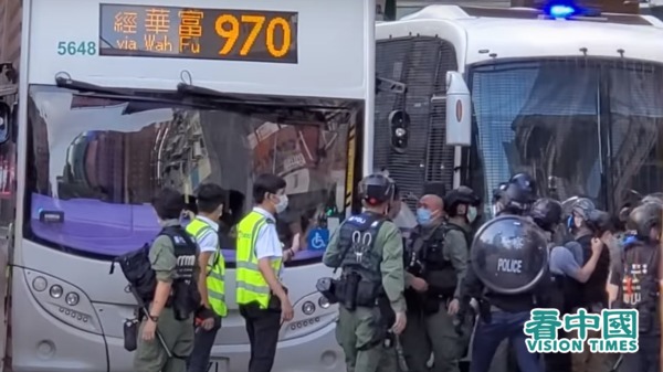 香港九龍遊行期間，有位新巴巴士司機被港警逮捕。巴士業界聯合工會發表聲明指出，要求港警及港府在11日下午4時前回應業界的五大訴求，否則會發起工業行動。
