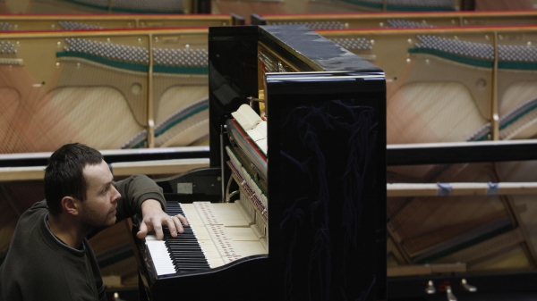 佩卓夫Petrof钢琴制造商，已有140年历史，在世界钢琴制造比赛中荣获40多面金牌，它是欧洲领先的钢琴制造商。