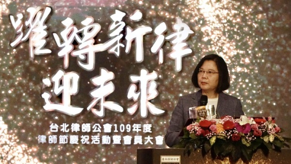 总统蔡英文9日晚间出席北律公会109年度律师节日祝活动，她期勉律师们能够团结力量，让最优秀最强的律师队，做台湾人权法治的后盾。