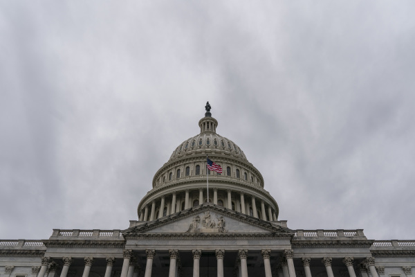 乌云下的美国国会大厦。（图片来源： 公用领域 Joshua Roberts/Getty Images）