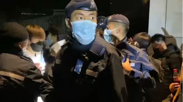 2020年最后一天，虽然香港旅发局早前宣布取消了除夕烟花倒数，但是尖沙咀仍有不少市民在海傍等待倒数，期间在文化中心附近，有多位警员突然冲向正在离开的人群。