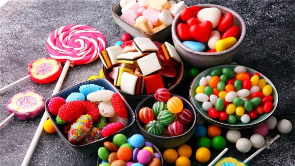甜食易升高血糖血脂，诱发血管堵塞，增加脑梗死的可能性。