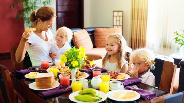小孩和妈妈吃早餐