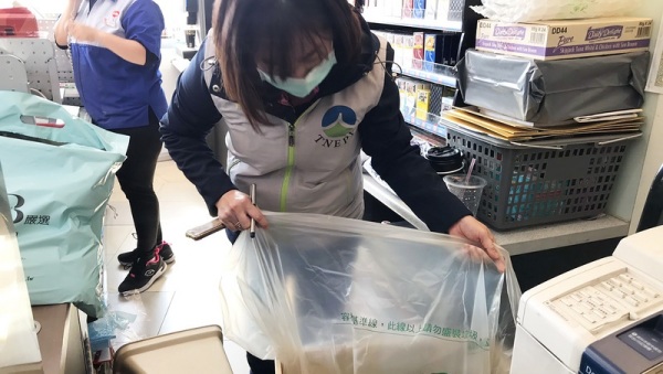 臺南市環保局1月1日動員130人兵分多路，赴多個行政區抽查連鎖便利商店是否委外清運垃圾等。
