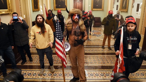 “昆能萨满（巫师）”（QAnon Shaman）雅各布．钱斯利（Jacob Chansle，中间带着牛角帽子者）进入美国国会大厦