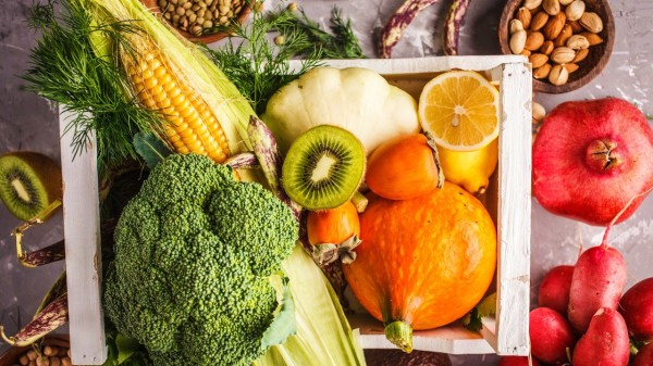 多选择对身体有益的蔬果类、全谷类、少摄取饱和脂肪酸及精致糖的食物。