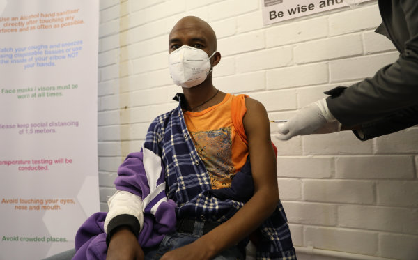 2020年6月24日，一名南非医务工作者给一个受试者注射COVID-19试验疫苗。