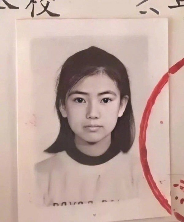 ，網路上再度流傳一張高圓圓少女時期青澀的證件照，立即引發網友熱烈討論。