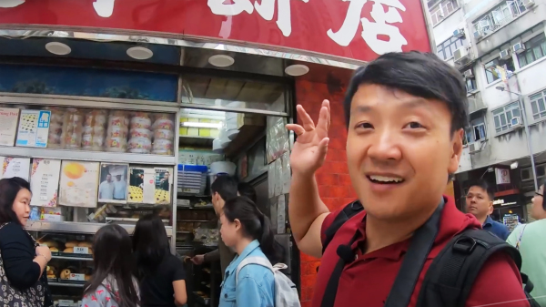 美国人气美食YouTuber陈兴（Mike Chen）反送中运动前夕曾到过香港拍美食视频。他说香港在他心中有特别地位，会积极为港发声。（图片来源：Strictly Dumpling YouTube截图）