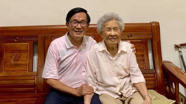 前總統陳水扁（左）的母親陳李慎15日晚上辭世，享耆壽94歲。