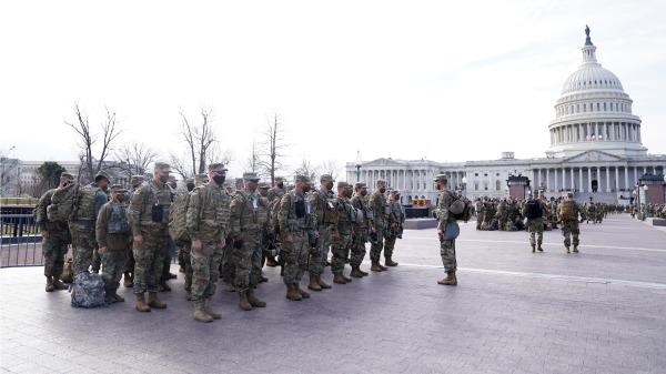 2021年1月16日，国民警卫队成员在美国国会大厦外集结（图片来源：Eric Thayer/Getty Images)