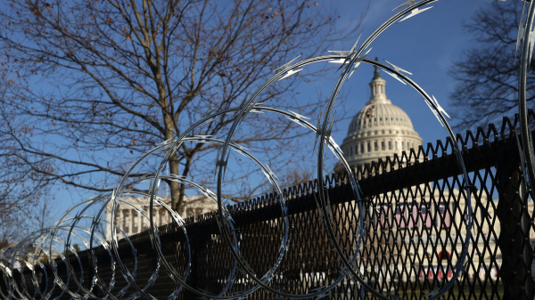 2021年1月6日国会山骚乱事件发生后，国会山周围被用铁丝网围住。（图片来源：Chip Somodevilla/Getty Images）