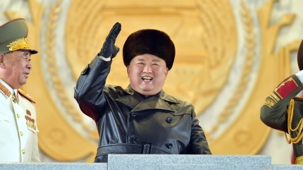 2021年1月14日，金正恩身穿皮大衣參加在朝鮮平壤金日成廣場所舉行的第八次党代會紀念閱兵式
