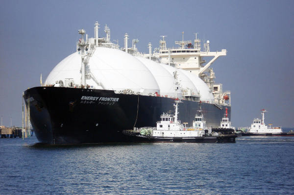 液化天然氣油輪於2009年4月6日到達東京以東的千葉縣的一個加氣站。