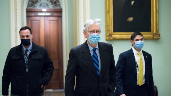 2021年1月1日，美国参议院多数党领袖麦康奈尔步入国会大厦，准备就推翻川普对国防授权法案的否决权进行投票。（图片来源： Liz Lynch/Getty Images）