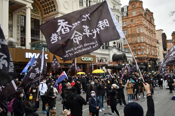 2020年12月12日，伦敦市中心莱斯特广场举行悼念香港政治自由的活动中，抗议者高举标语。