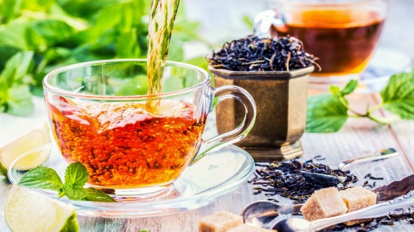 茶能解油腻，促消化，抗氧化等，不妨多喝一点淡茶水。