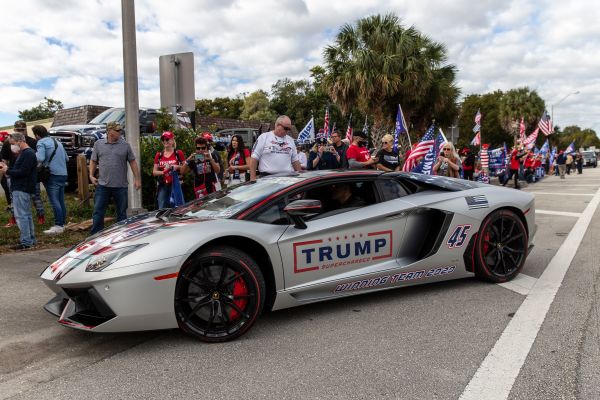 川普支持者在路边迎接川普回到弗罗里达