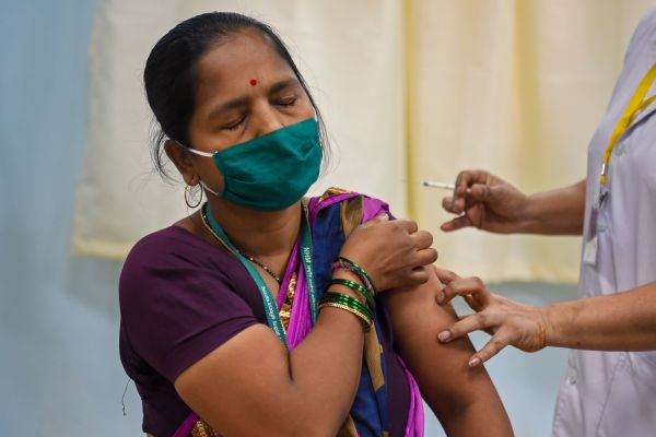 2021年1月19日，印度孟买的一个医疗工作者在接受疫苗注射。