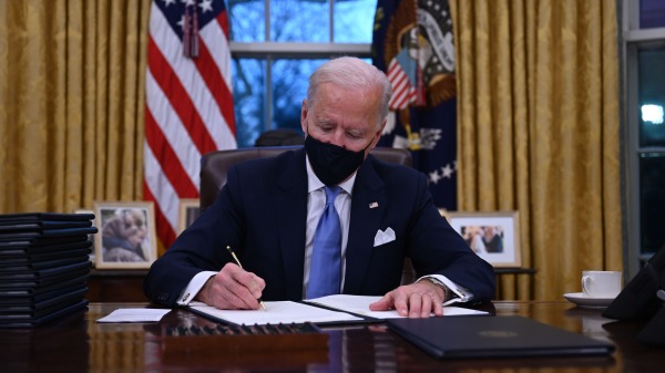 喬·拜登（Joe Biden）上任總統一週多的時間就簽署了30多項行政令推翻川普總統的美國優先的政策。（圖片來源：WATSON/AFP via Getty Images）