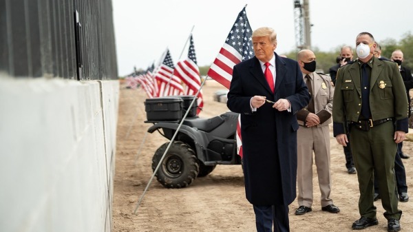 2021年1月12日，川普总统准备在得克萨斯州阿拉莫附近的德克萨斯州-墨西哥边界，签署沿边界墙的牌匾。