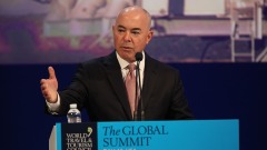 新国安部长开始推翻川普移民政策(图)