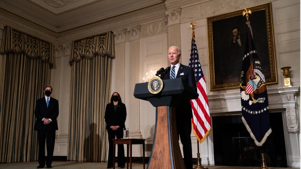 2021年1月27日，美國總統拜登在白宮宣布有關氣候變化的政策（圖片來源：Anna Moneymaker-Pool/Getty Images)
