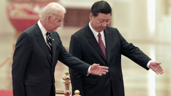 时任美国副总统拜登（Biden）和时任中共国家副主席习近平在北京大会堂会面