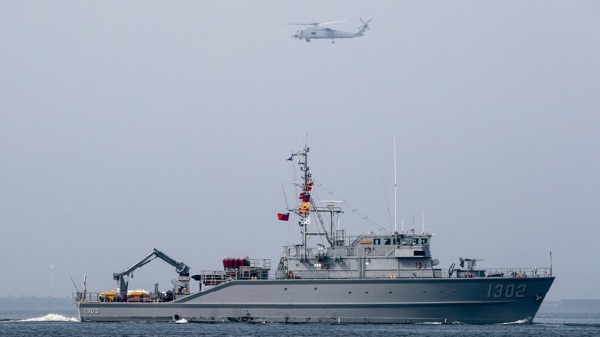學者認為，臺灣目前處在中共對臺實施「灰區行動」的潛在衝突狀態。圖為海軍出動獵雷艦與反潛直升機。