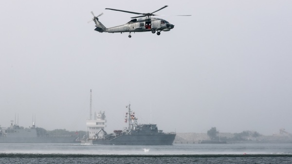 海軍27日在左營軍港舉行操演，圖為海軍S-70C反潛直升機出動並進行觀雷作業。