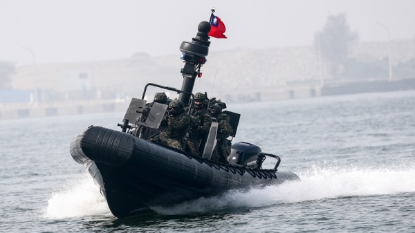 圖為海軍陸戰隊駕駛操控Ｍ109新式突擊艇在海上快速推進。