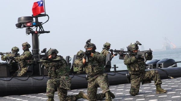 海軍27日在左營軍港舉行操演，圖為海軍陸戰隊Ｍ109突擊艇模擬岸邊警戒狀態，隊員持槍保持警戒。