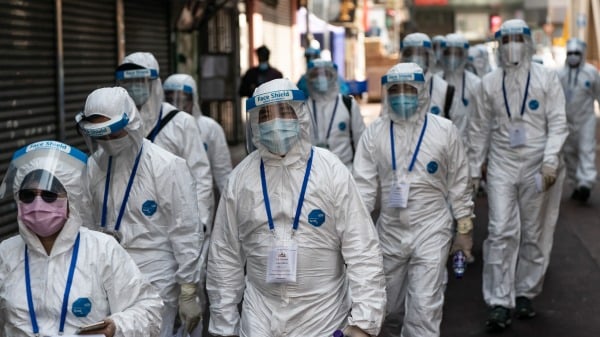 1月23日穿着个人防护用品的香港政府工作人员。香港政府封锁了数万名居民，以遏制日益严重的中共病毒爆发。Covid-19测试阴性的居民可以离开并重新进入该区域。