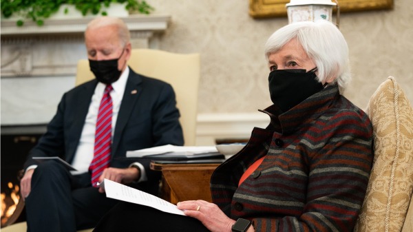 2021年1月29日，美国财政部长耶伦向总统拜登做简报。（图片来源：Anna Moneymaker-Pool/Getty Images）