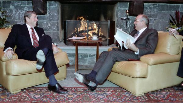 雷根与苏联共产党总书记戈巴契夫进行一对一会谈。（图片来源：维基百科）