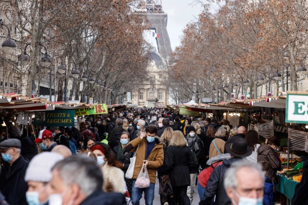 2021年1月30日，法國巴黎街頭的人們都戴著口罩。
