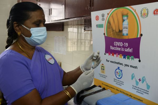 2021年1月2日，医疗工作者在印度金奈的一家初级保健中心，测试一套疫苗工具包。
