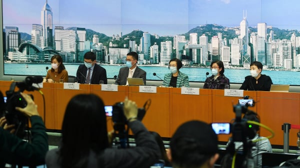 港府1月3日宣布将疫情记者会改为网上进行并不准传媒即场提问，备受各界猛烈批评，1月4日的记者会最终如常实体举行。（图片来源：香港政府新闻处）