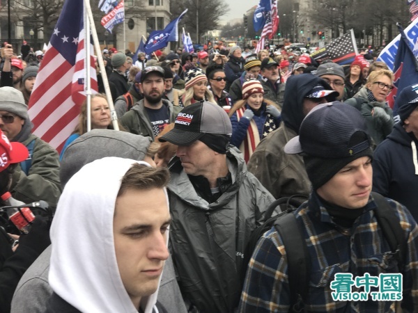 2021年1月5日，川普总统支持者聚集在华盛顿DC的自由广场，表达“制止窃选，拯救美国”的呼声，向1月6日的国会联席会议施加民意压力。（图片来源：看中国记者摄影）